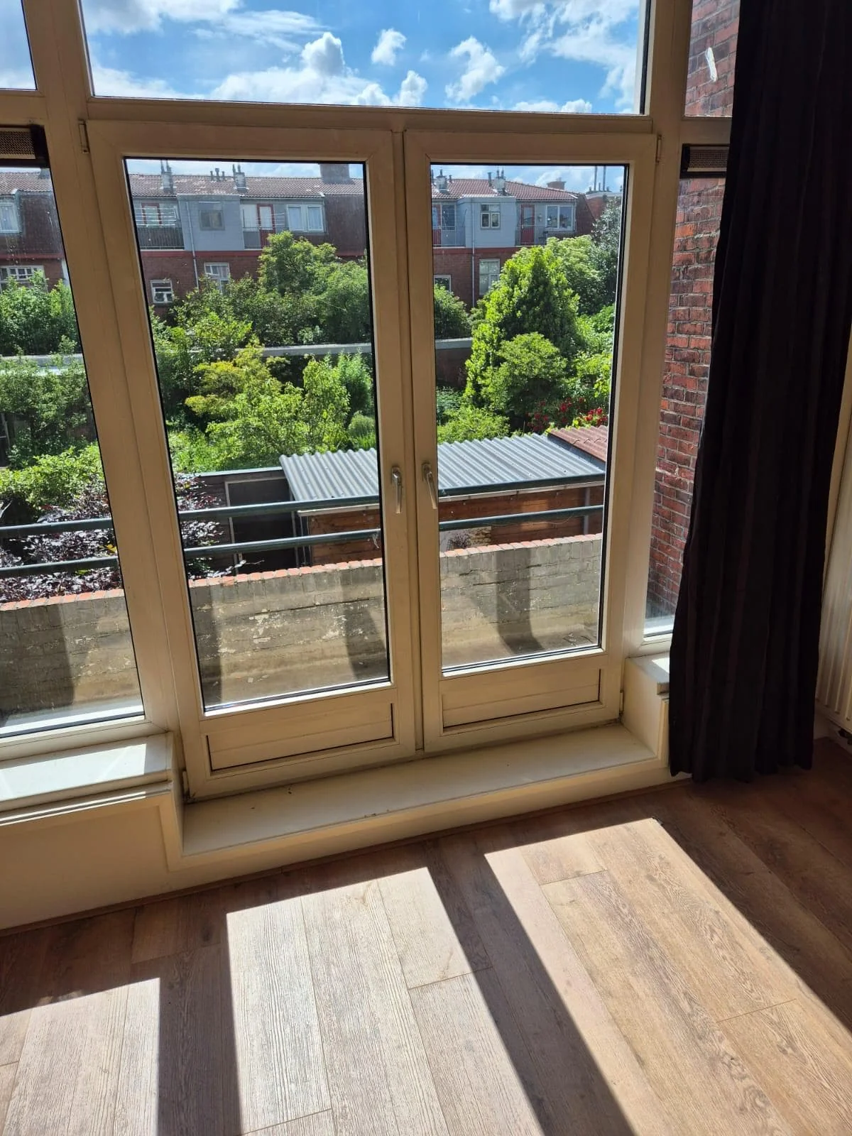 geblurde versie van de foto als achtergrond