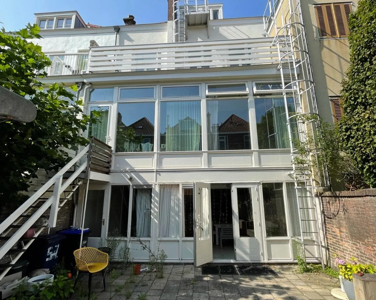 geblurde versie van de foto als achtergrond