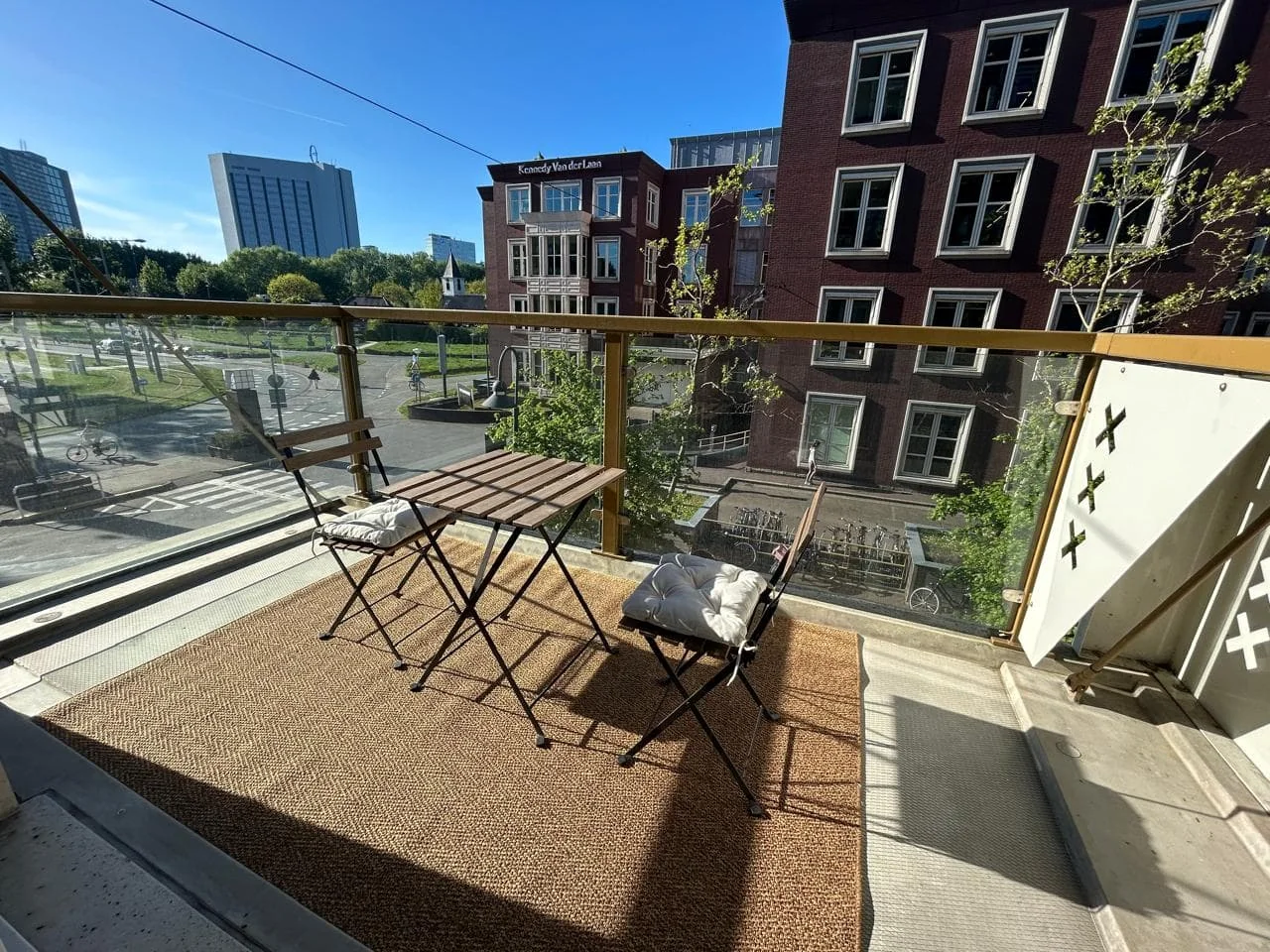 geblurde versie van de foto als achtergrond