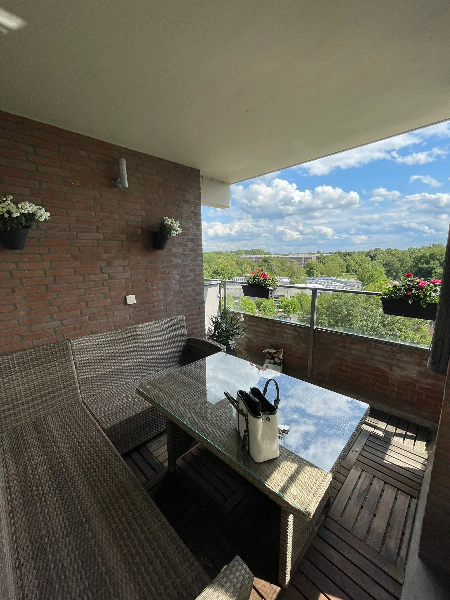 geblurde versie van de foto als achtergrond