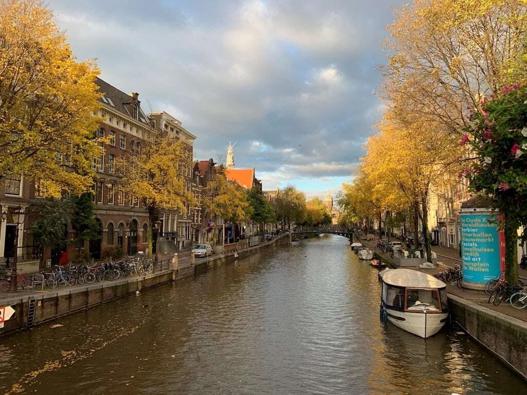Foto van de Appartement gelegen aan de Oudezijds Voorburgwal in Amsterdam