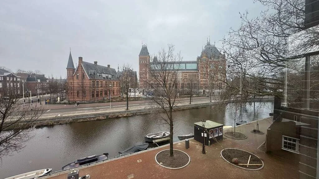 geblurde versie van de foto als achtergrond