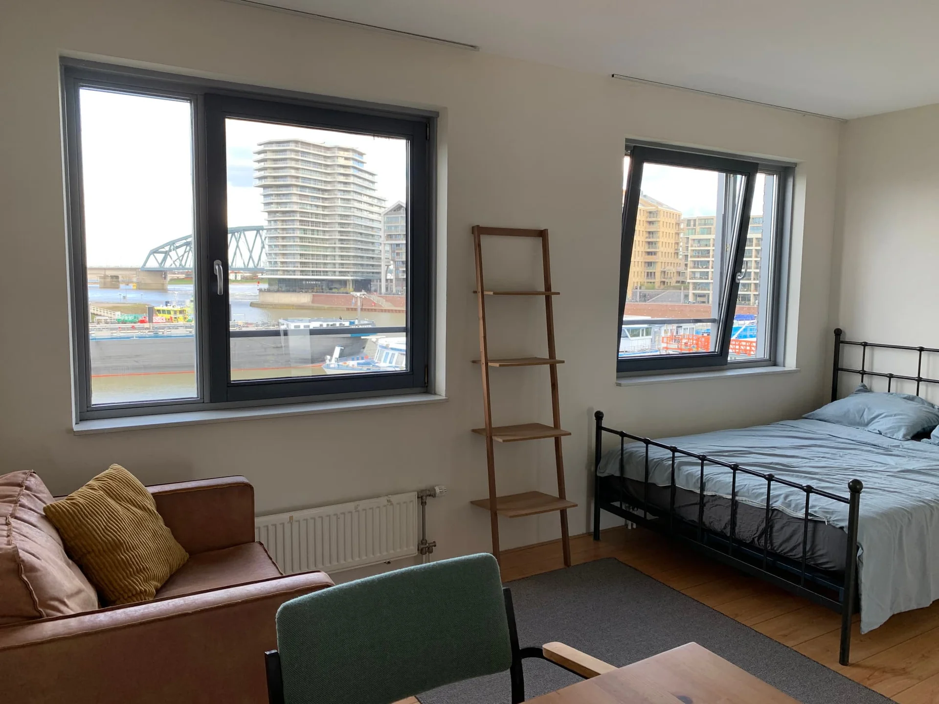 geblurde versie van de foto als achtergrond