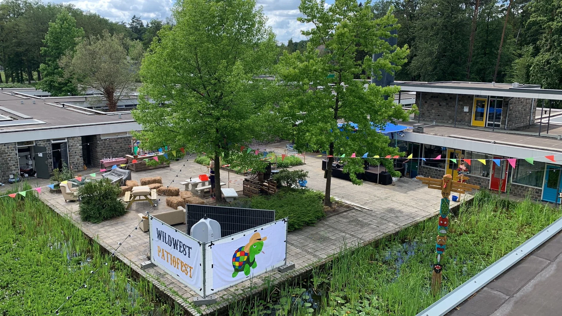 geblurde versie van de foto als achtergrond