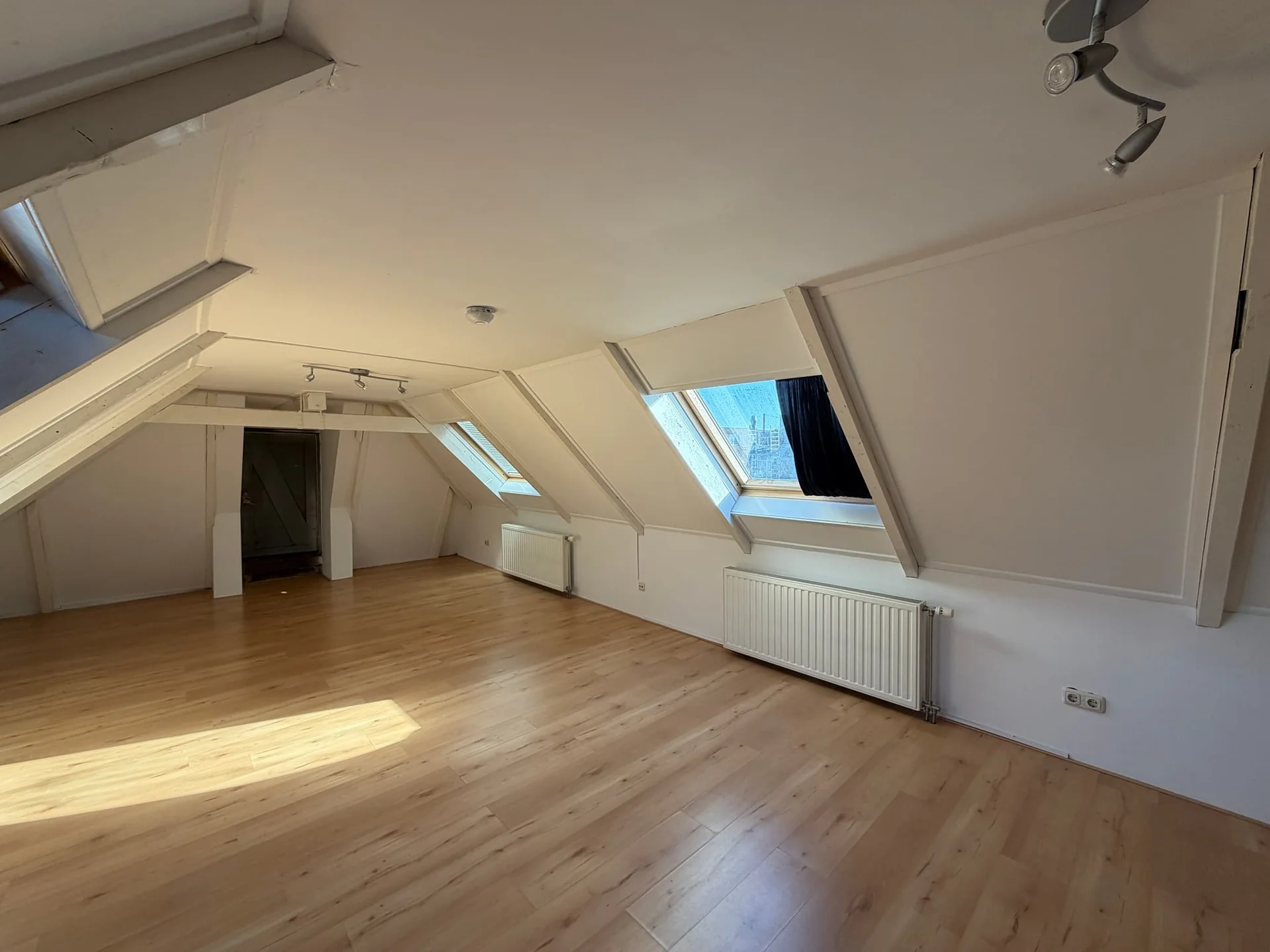 Foto van de Kamer gelegen aan de Nieuwe Ebbingestraat in Groningen