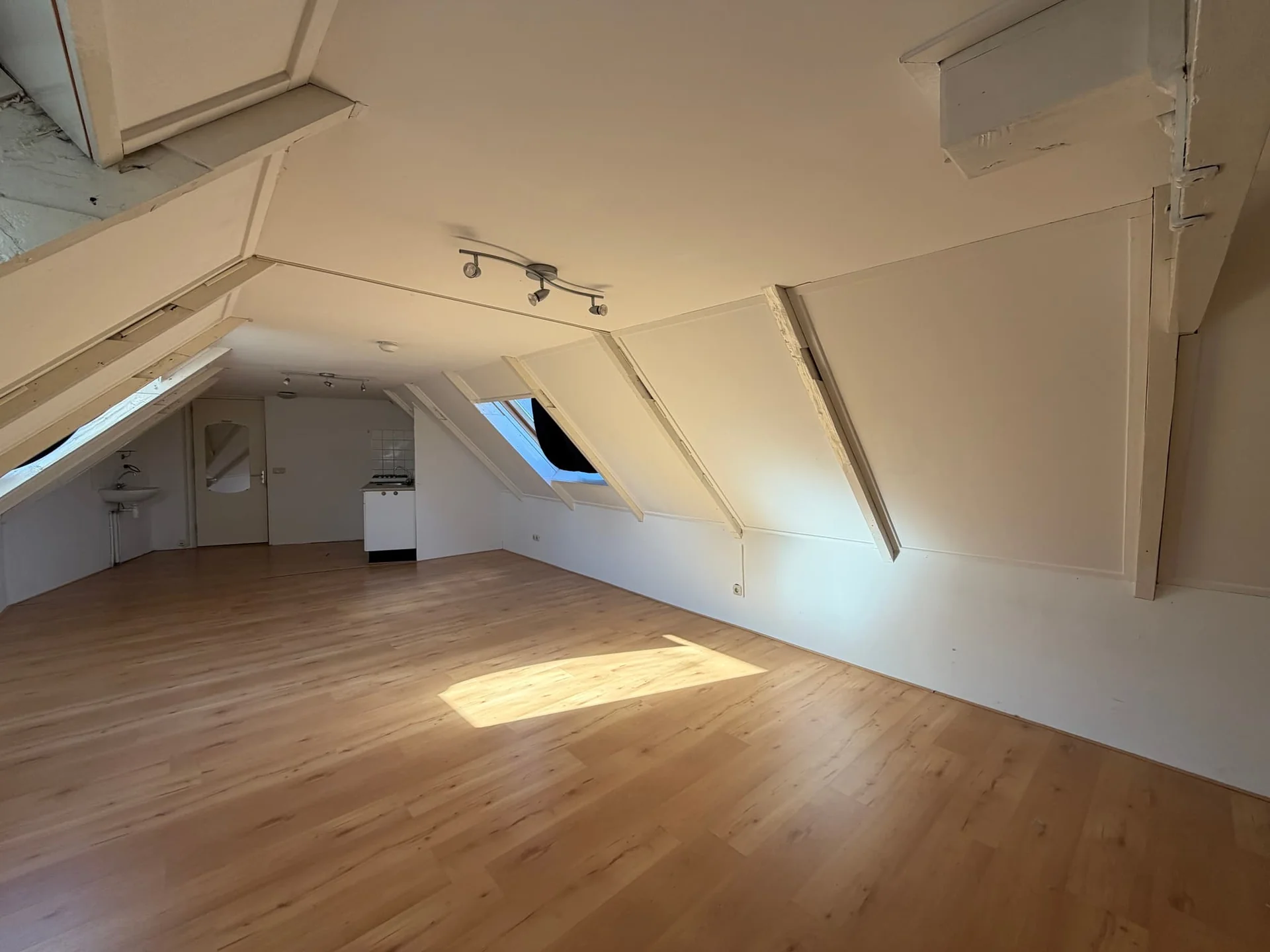 Foto van de Kamer gelegen aan de Nieuwe Ebbingestraat in Groningen