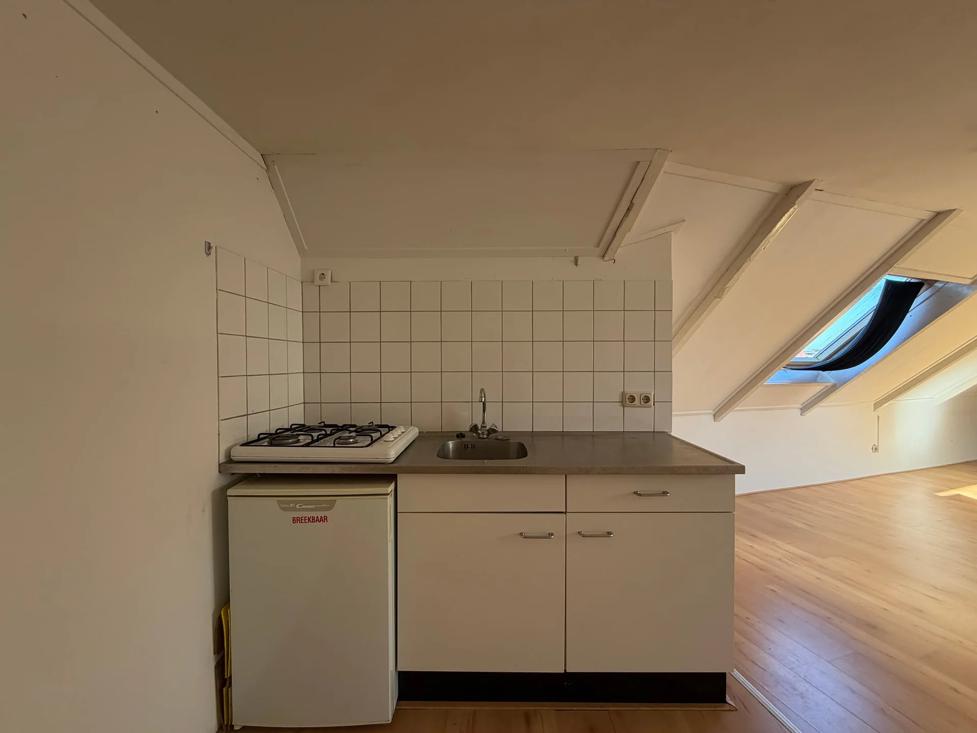 Foto van de Kamer gelegen aan de Nieuwe Ebbingestraat in Groningen