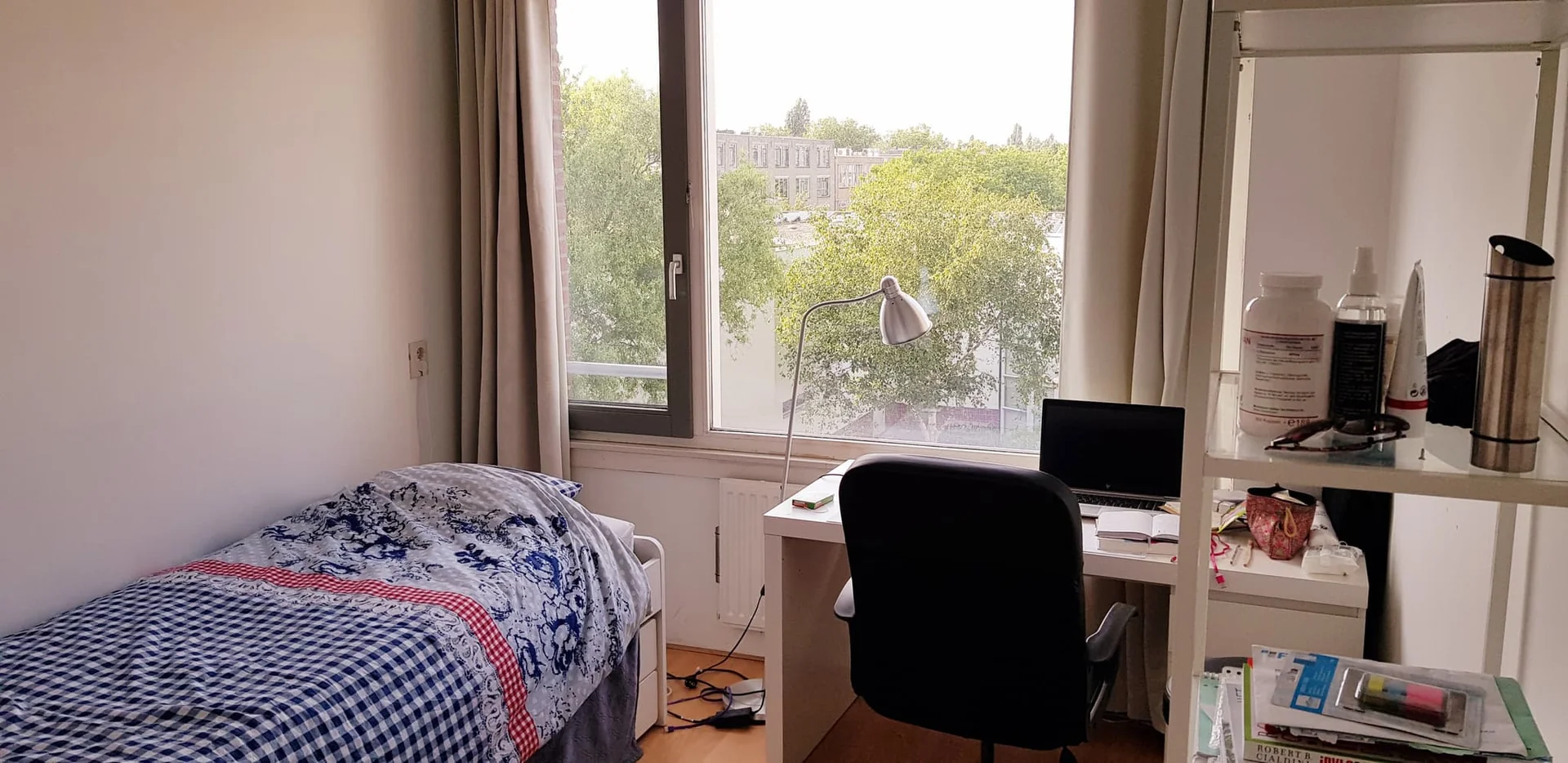 geblurde versie van de foto als achtergrond