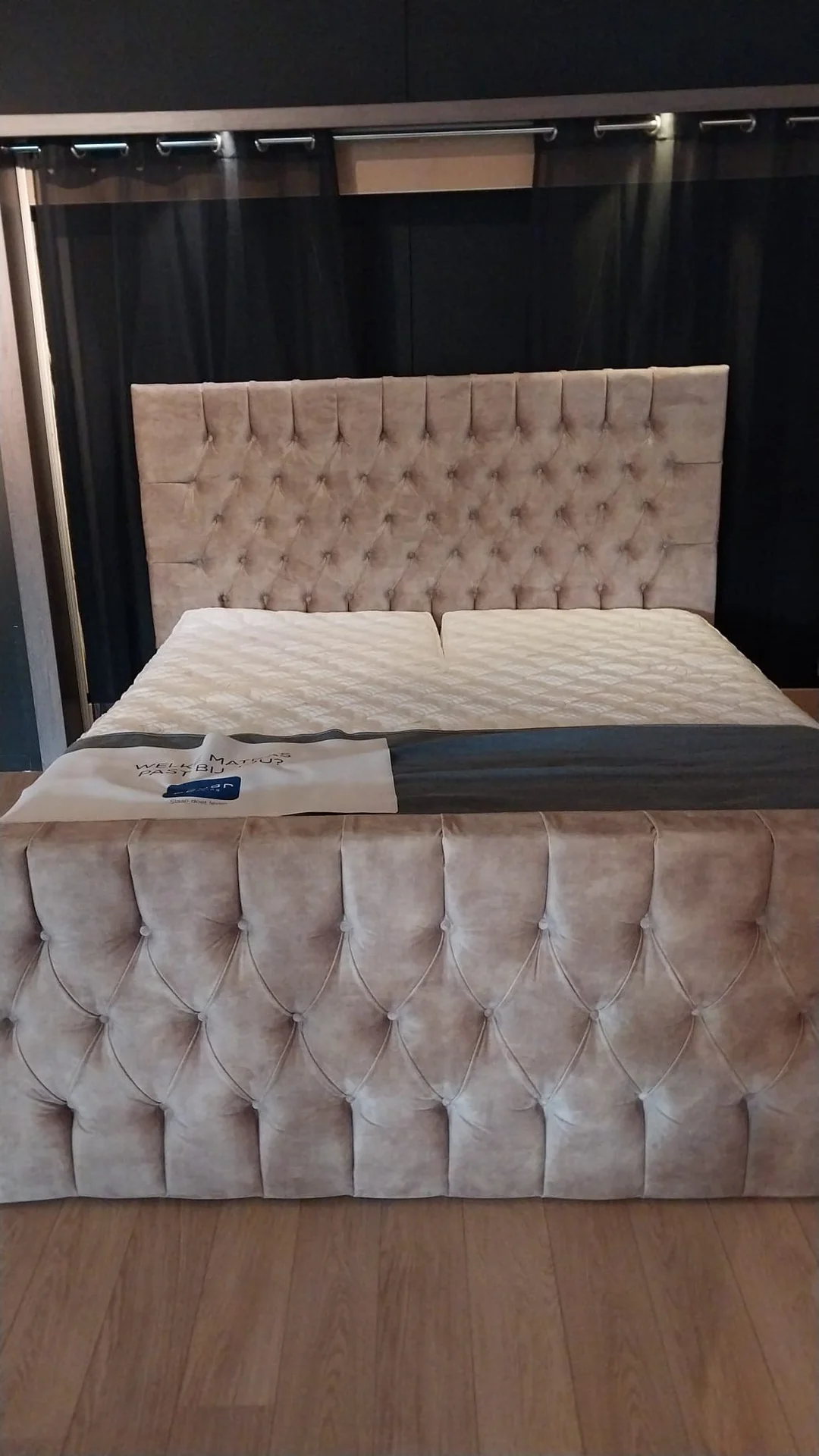 geblurde versie van de foto als achtergrond