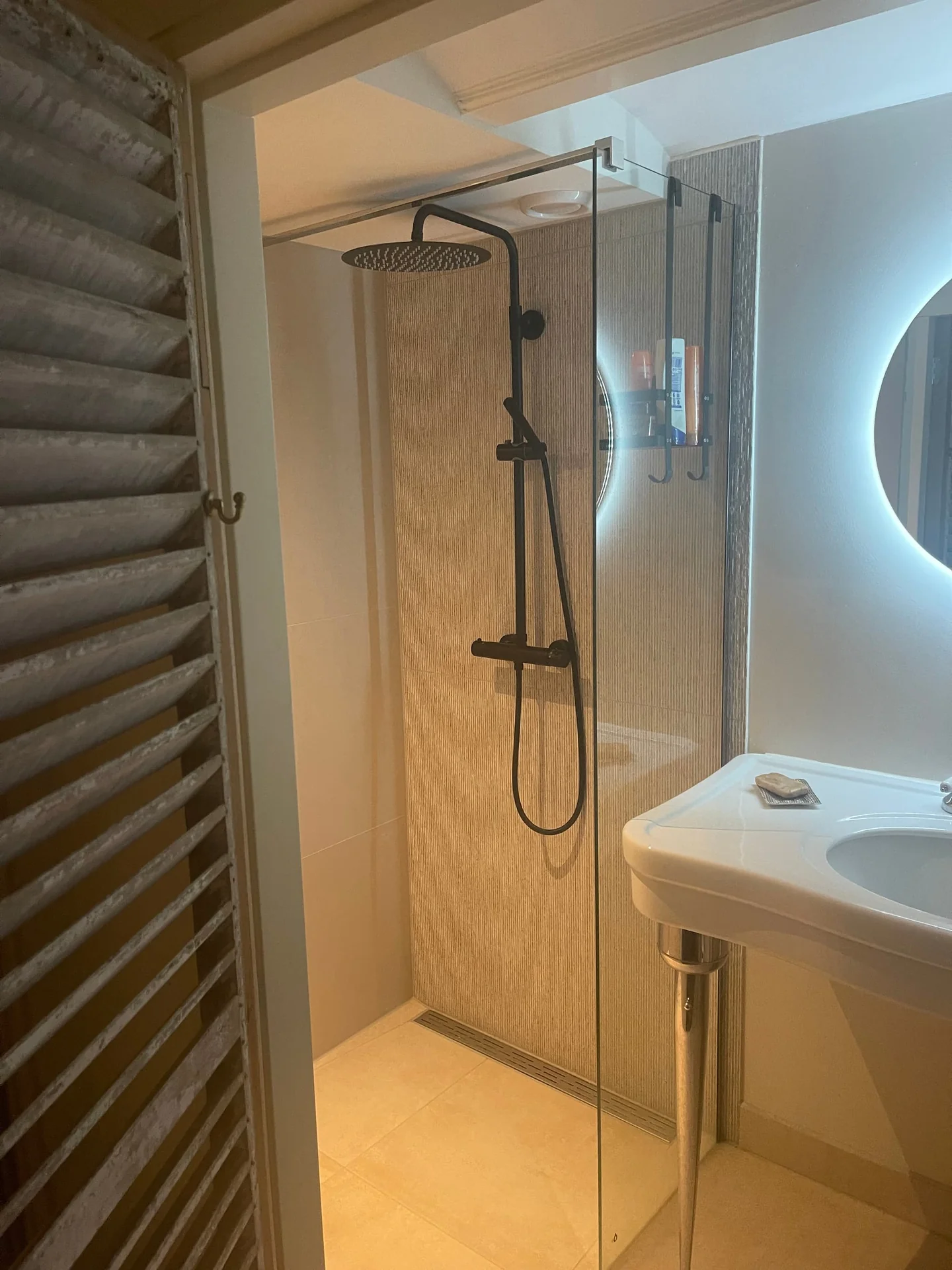 Foto van de Kamer gelegen aan de Nieuwe Schoolstraat in Den Haag