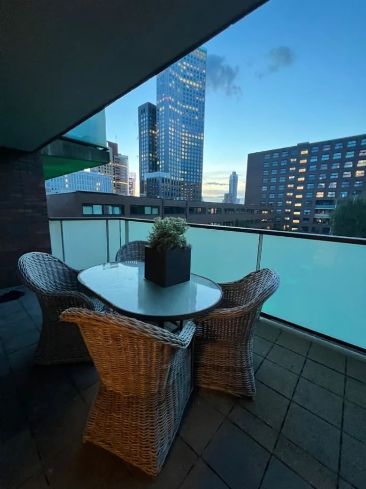 geblurde versie van de foto als achtergrond