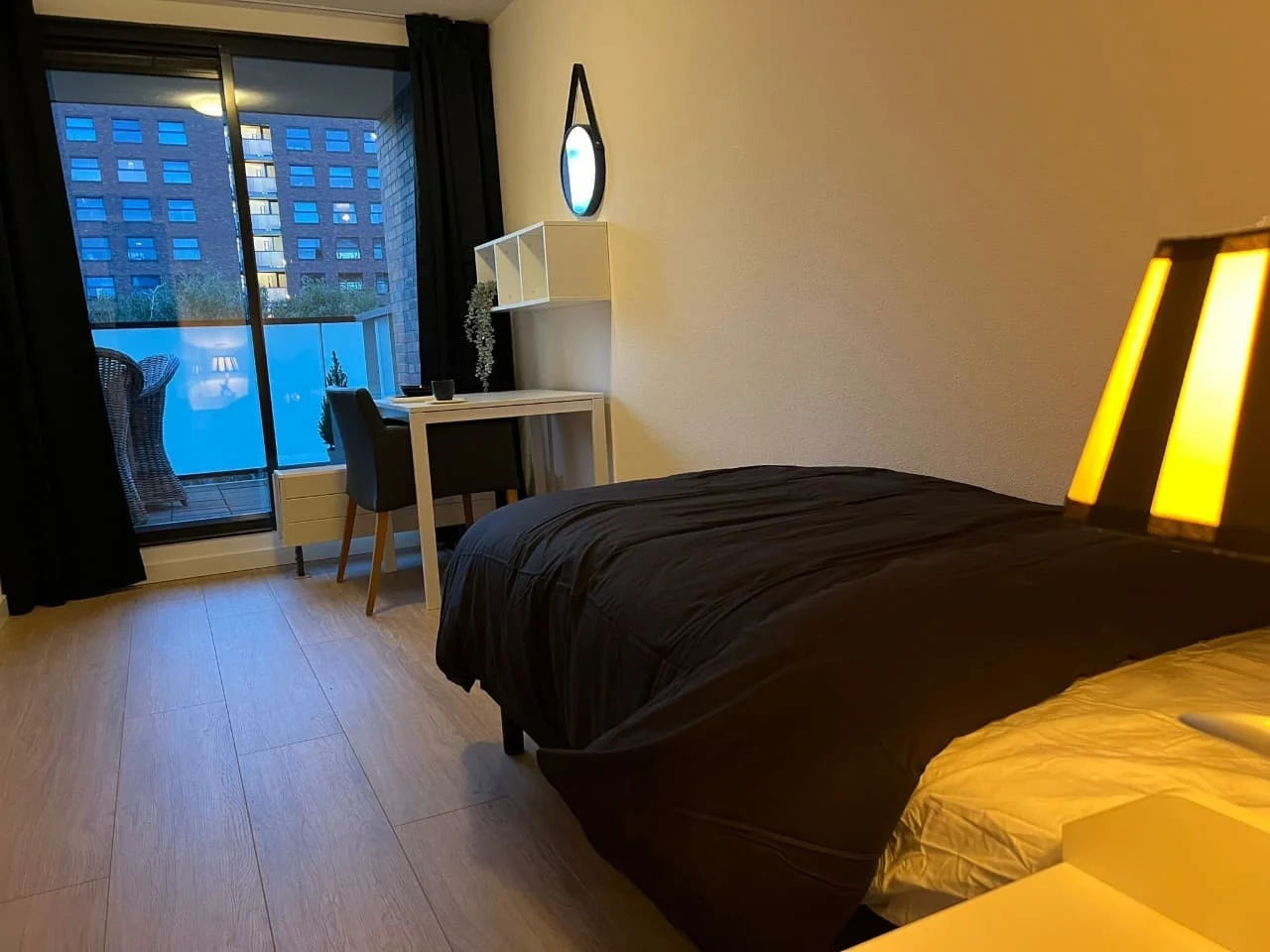 geblurde versie van de foto als achtergrond