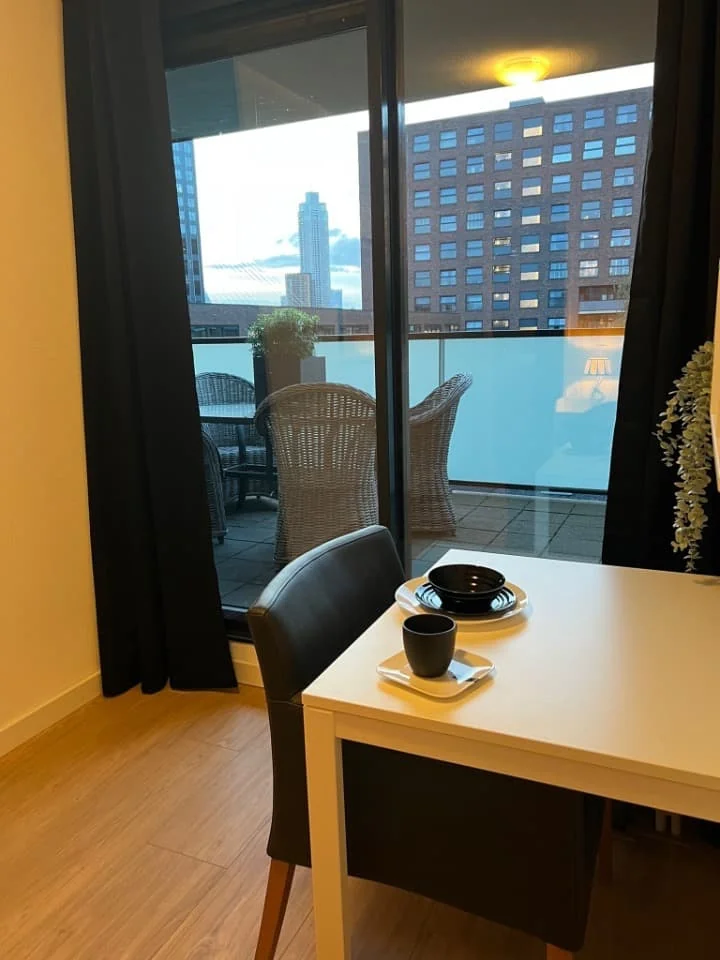 geblurde versie van de foto als achtergrond