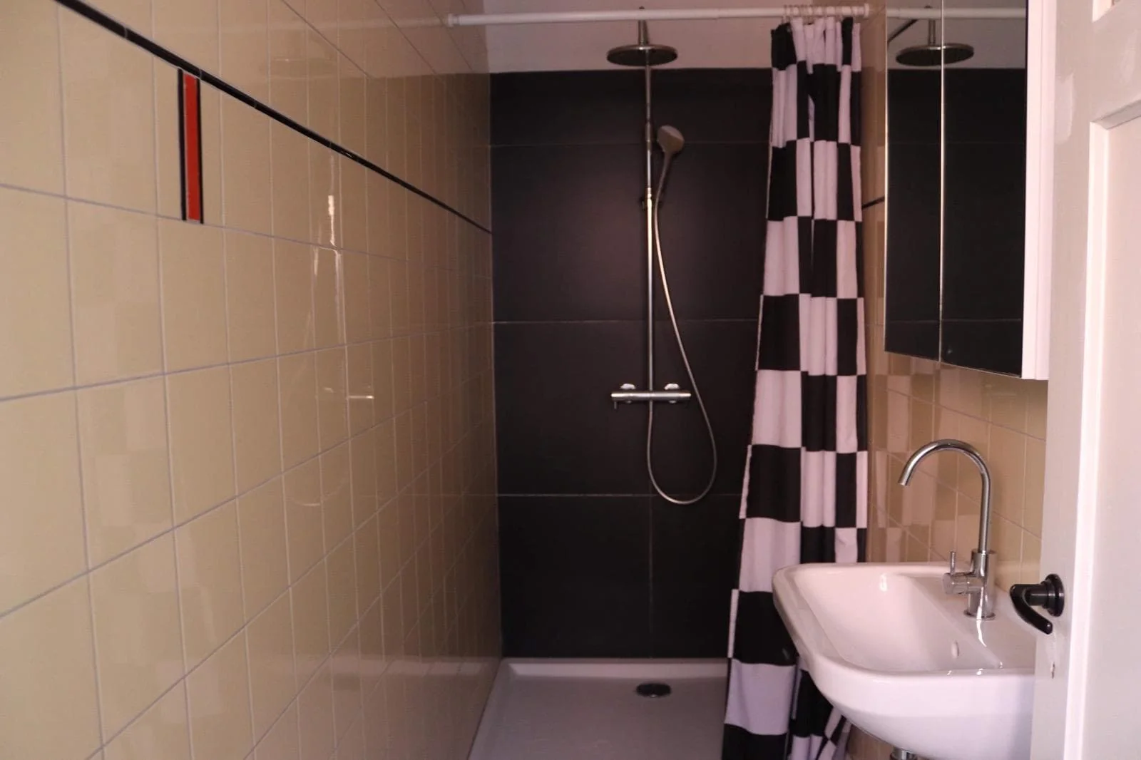 Foto van de Kamer gelegen aan de Boergoensevliet in Rotterdam