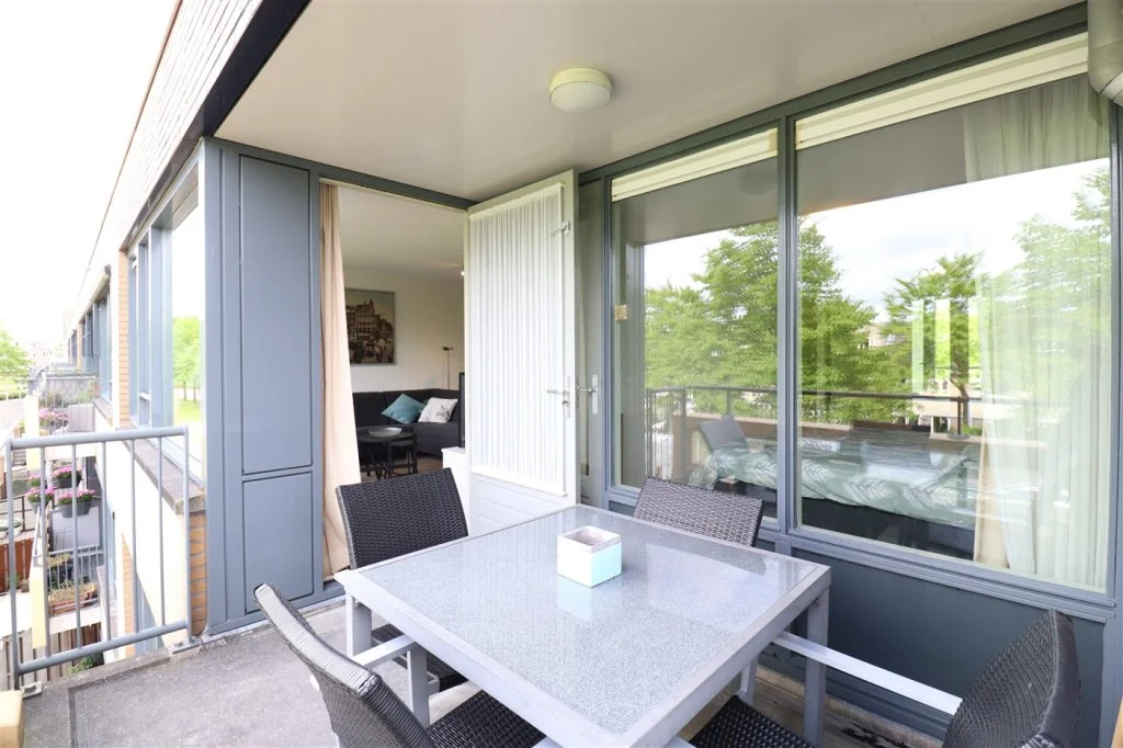 geblurde versie van de foto als achtergrond