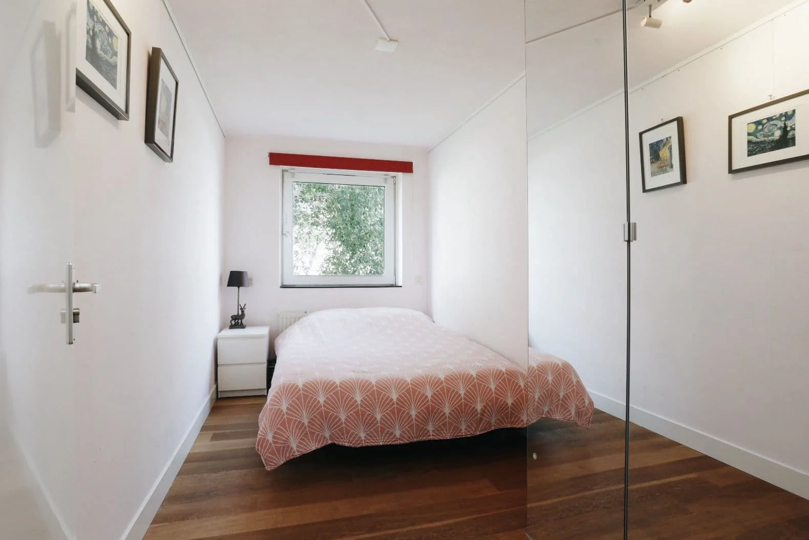 geblurde versie van de foto als achtergrond