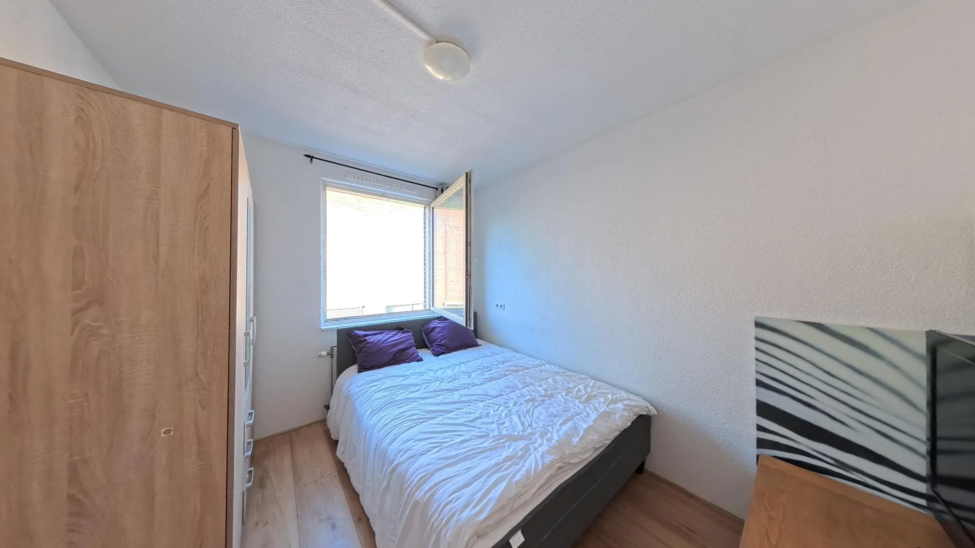 Foto van de Kamer gelegen aan de Van der Woudendijk in Den Haag