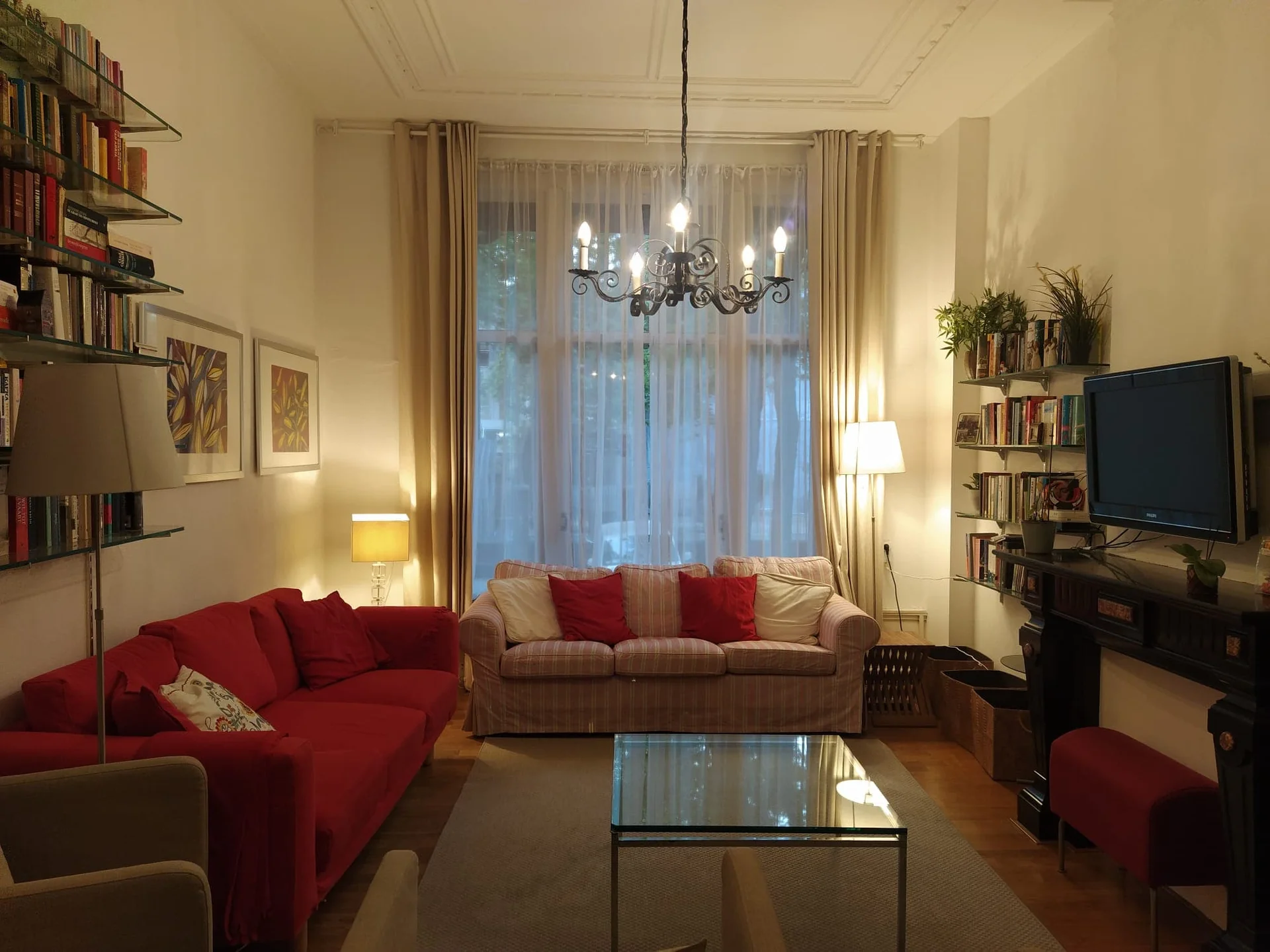 Foto van de Kamer gelegen aan de Jan Luijkenstraat in Amsterdam