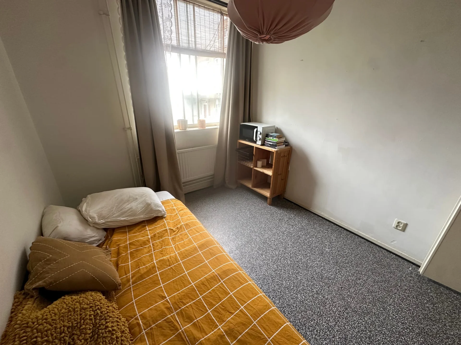 Foto van de Kamer gelegen aan de Jacob van Lennepstraat in Amsterdam