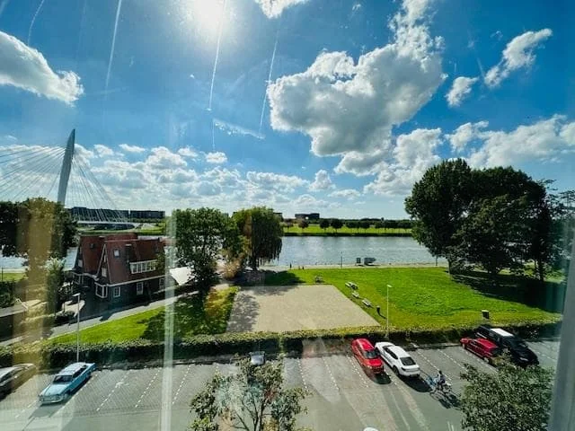 geblurde versie van de foto als achtergrond