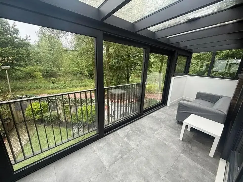 geblurde versie van de foto als achtergrond