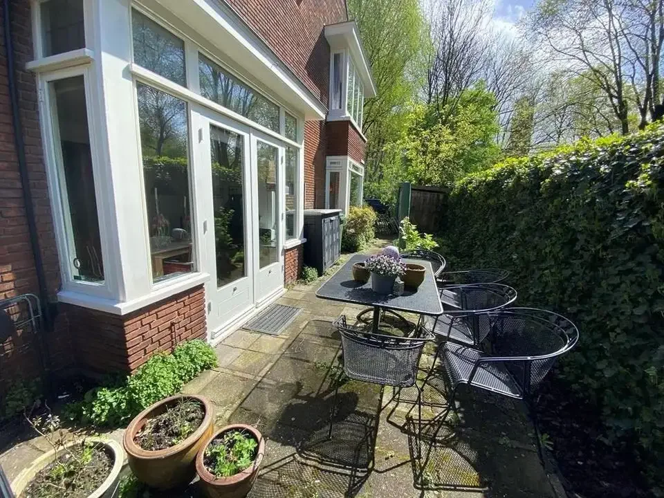 geblurde versie van de foto als achtergrond