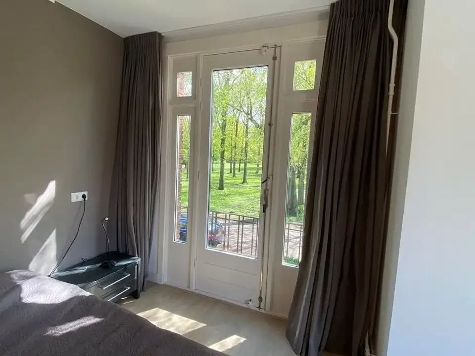 geblurde versie van de foto als achtergrond