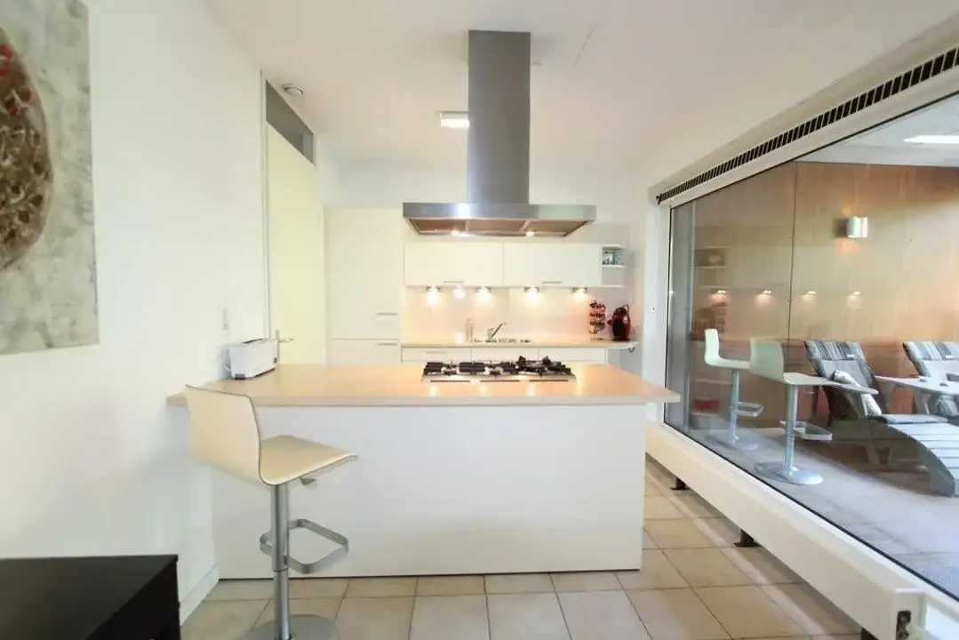 geblurde versie van de foto als achtergrond
