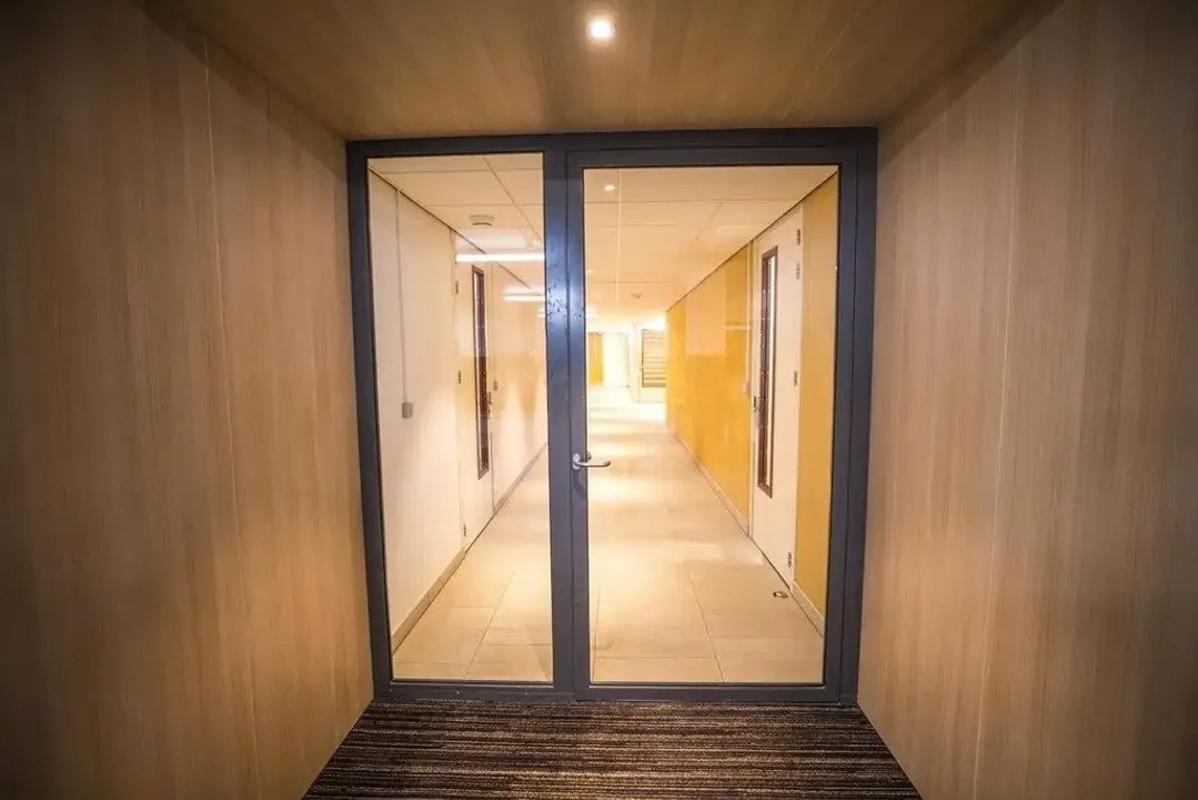 geblurde versie van de foto als achtergrond