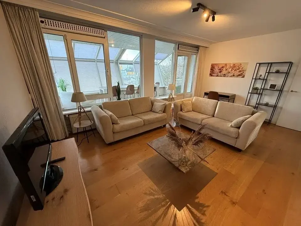 geblurde versie van de foto als achtergrond