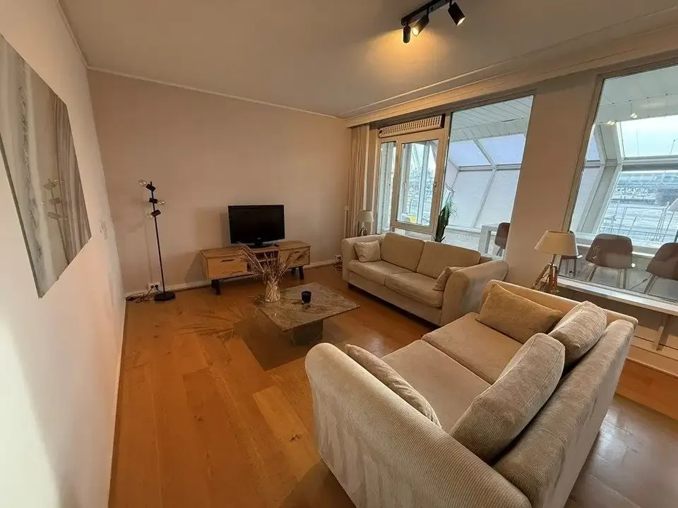 geblurde versie van de foto als achtergrond