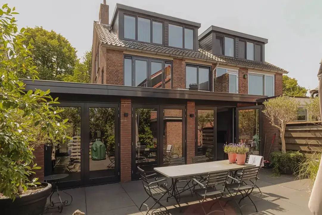 geblurde versie van de foto als achtergrond
