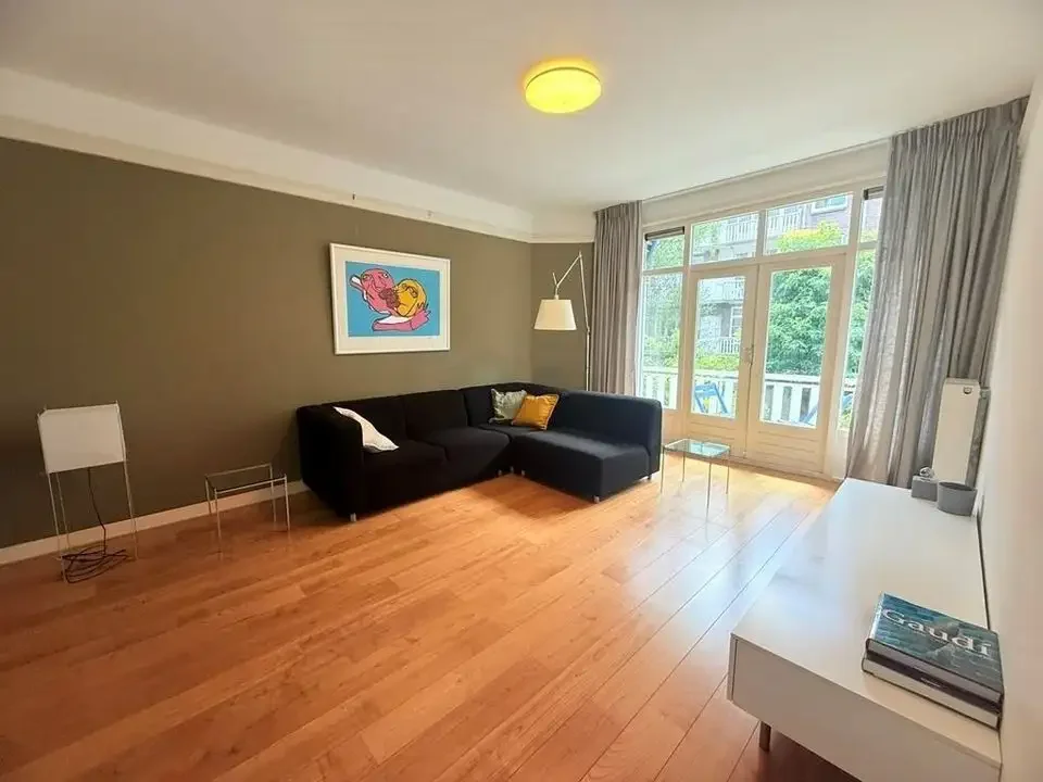 geblurde versie van de foto als achtergrond