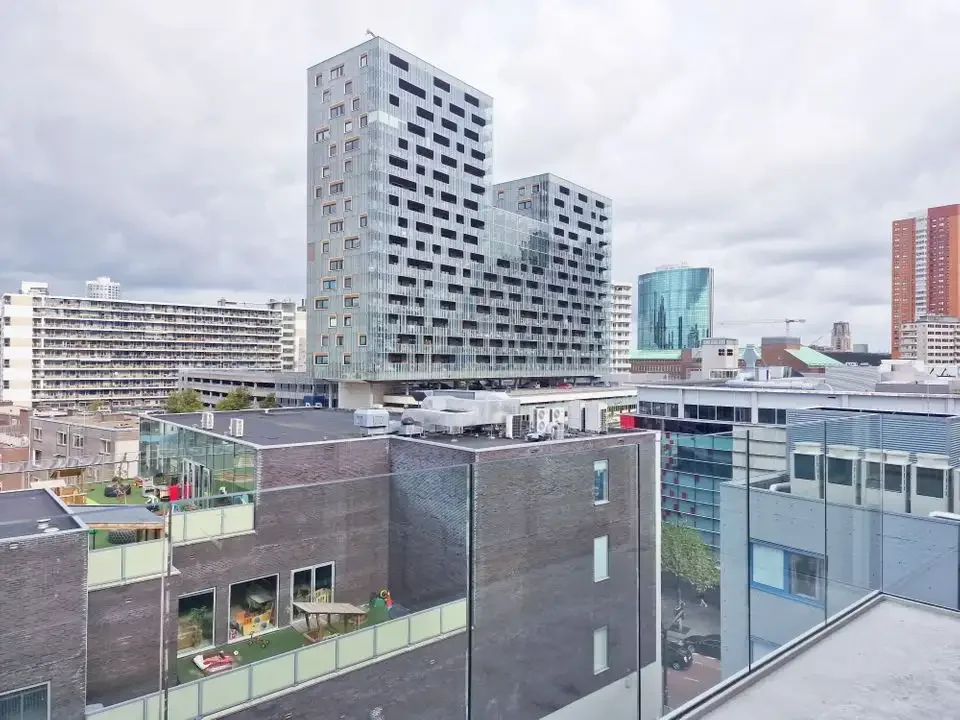 geblurde versie van de foto als achtergrond