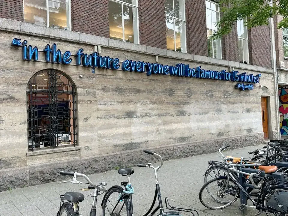geblurde versie van de foto als achtergrond