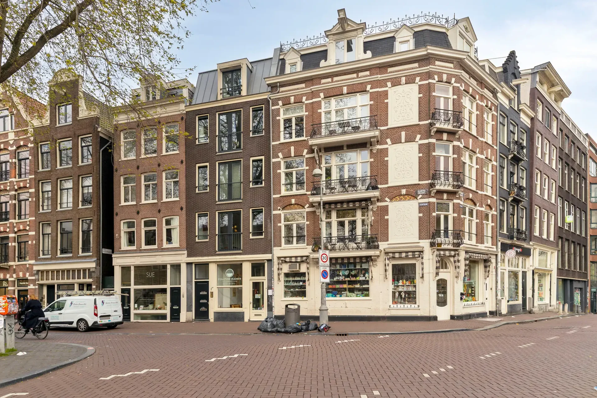 geblurde versie van de foto als achtergrond