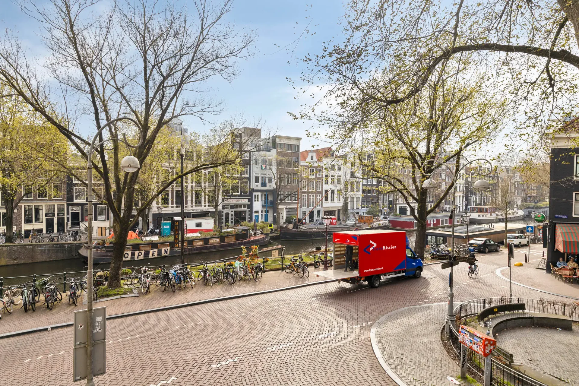 geblurde versie van de foto als achtergrond