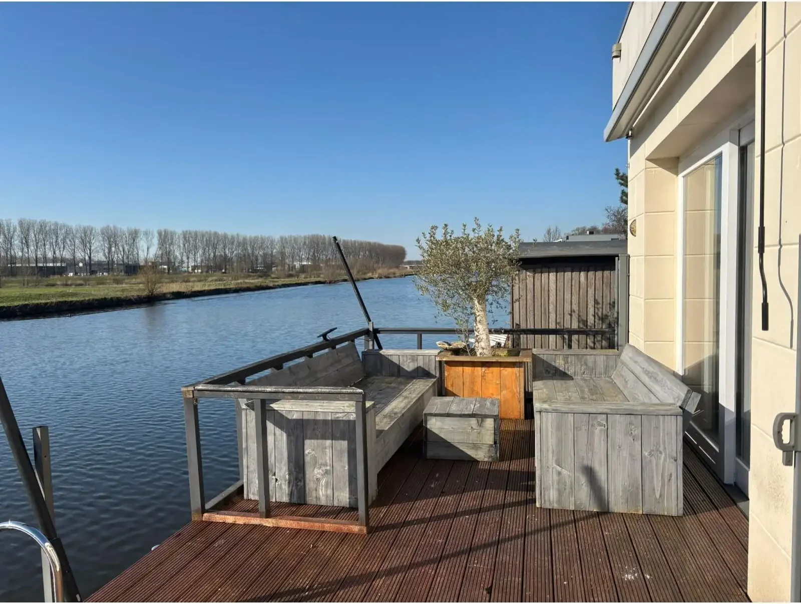 geblurde versie van de foto als achtergrond