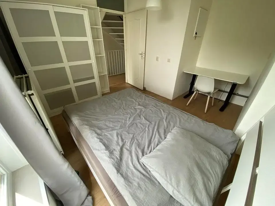 geblurde versie van de foto als achtergrond