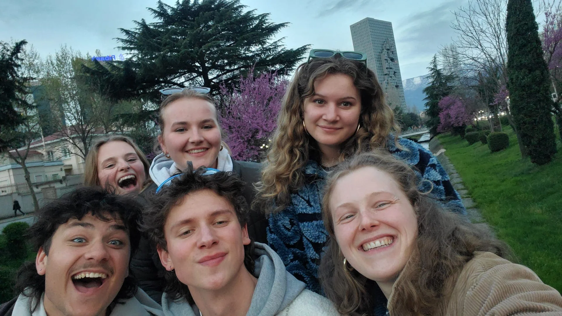geblurde versie van de foto als achtergrond