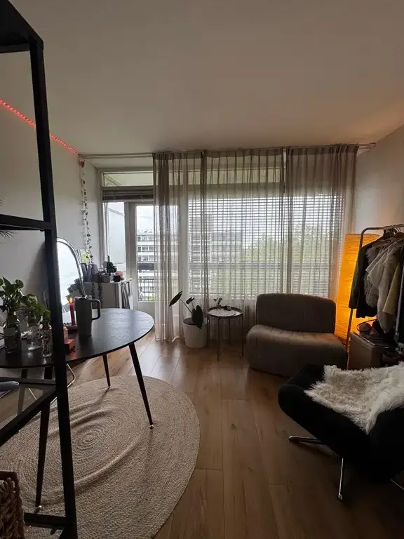 geblurde versie van de foto als achtergrond
