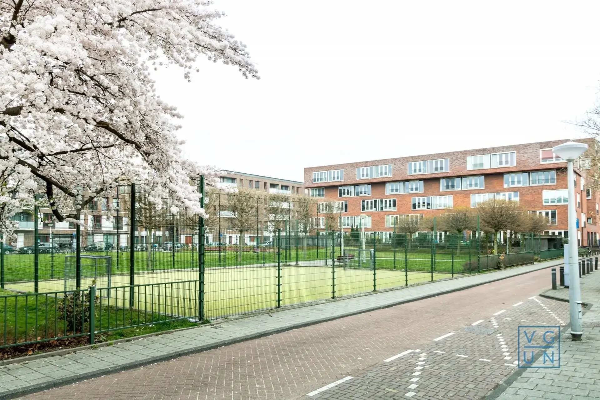geblurde versie van de foto als achtergrond