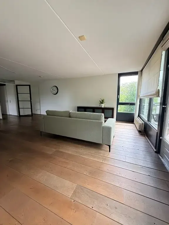 geblurde versie van de foto als achtergrond