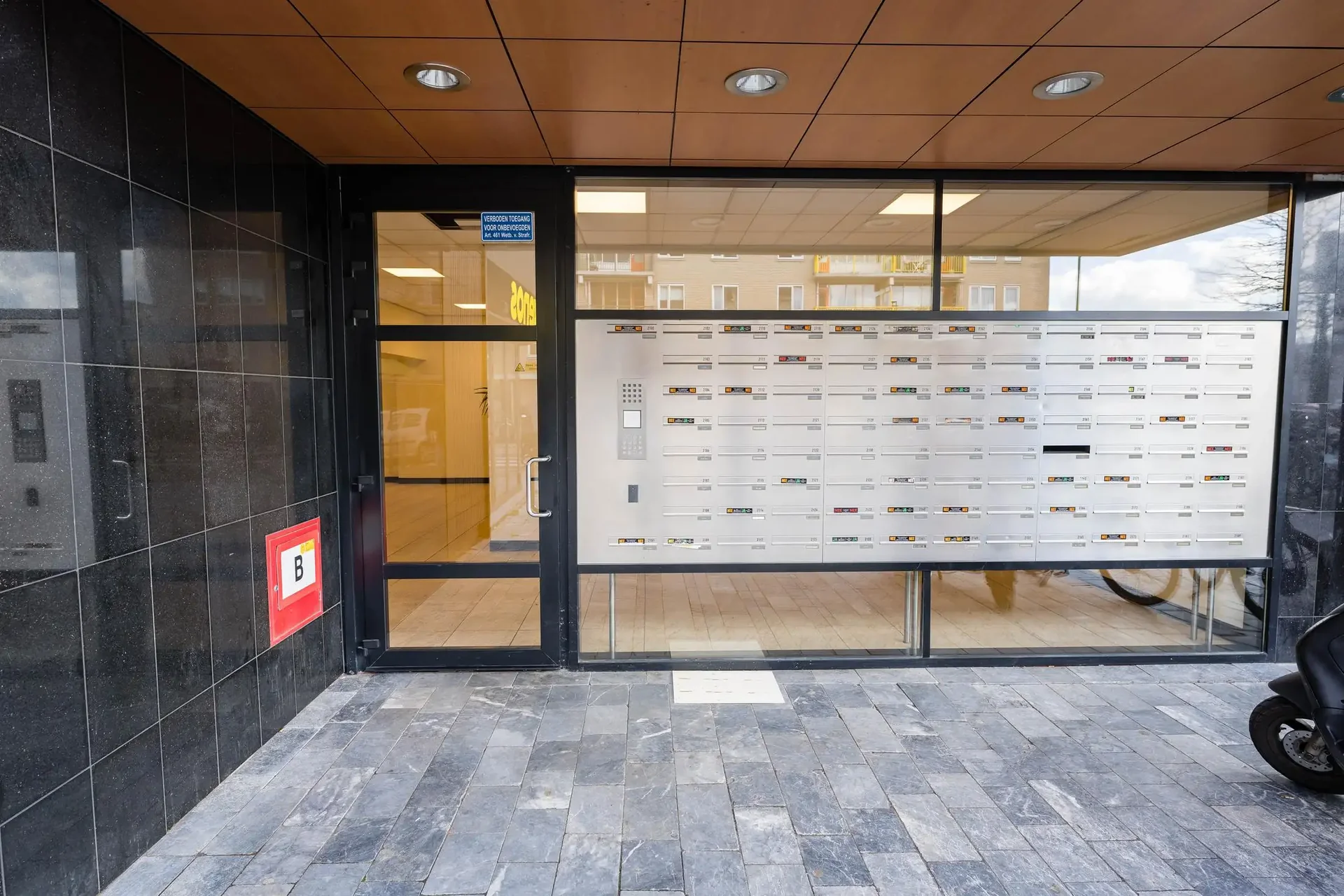 geblurde versie van de foto als achtergrond