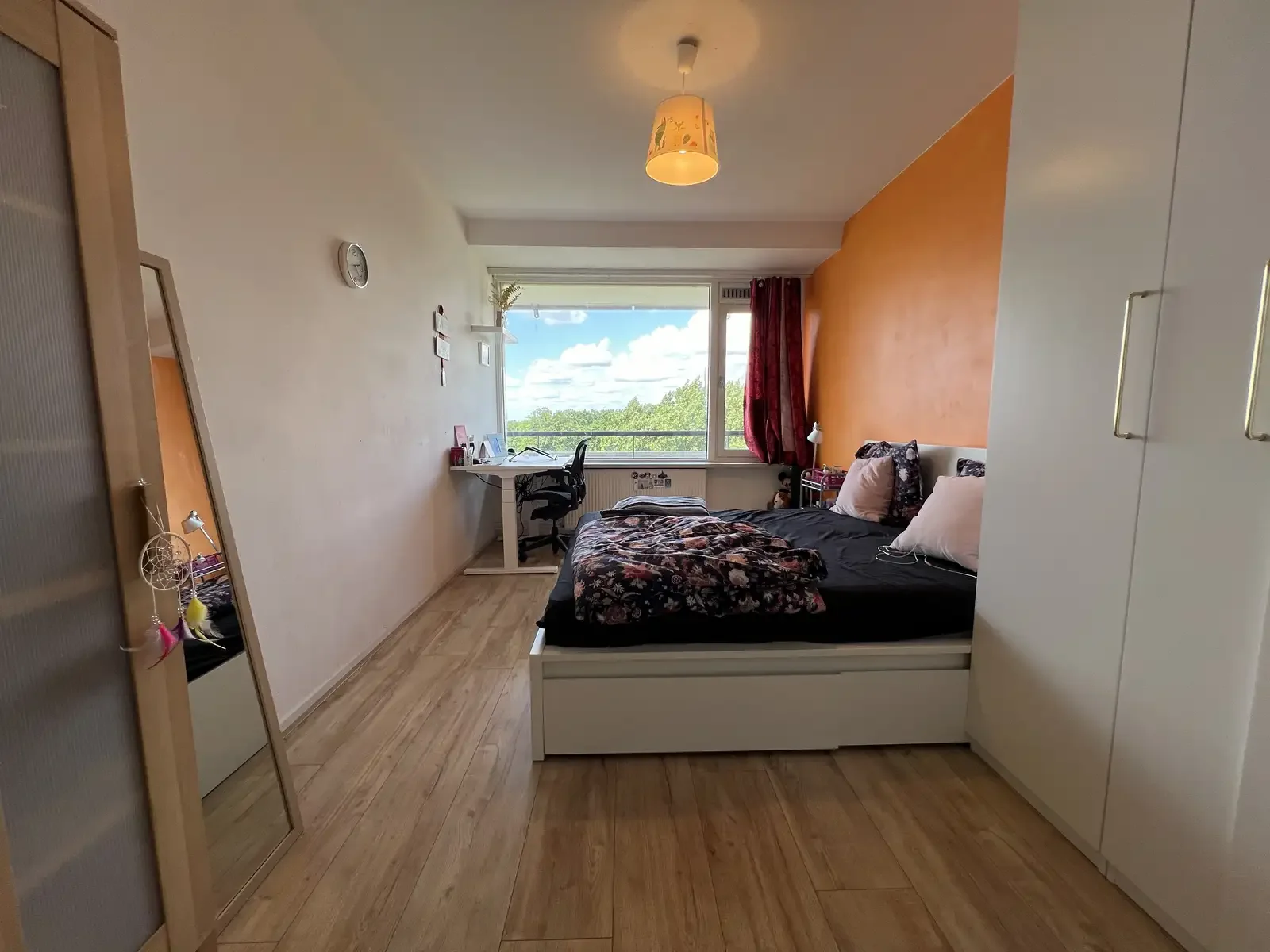 geblurde versie van de foto als achtergrond