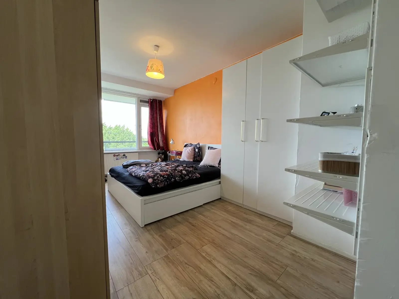geblurde versie van de foto als achtergrond