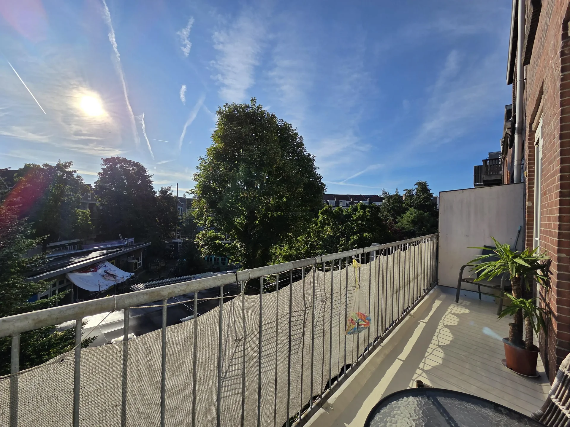 geblurde versie van de foto als achtergrond