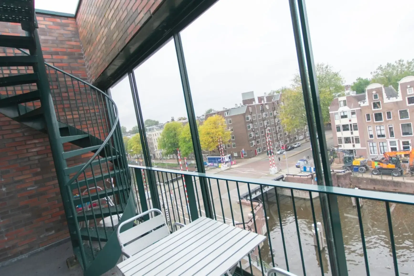 geblurde versie van de foto als achtergrond