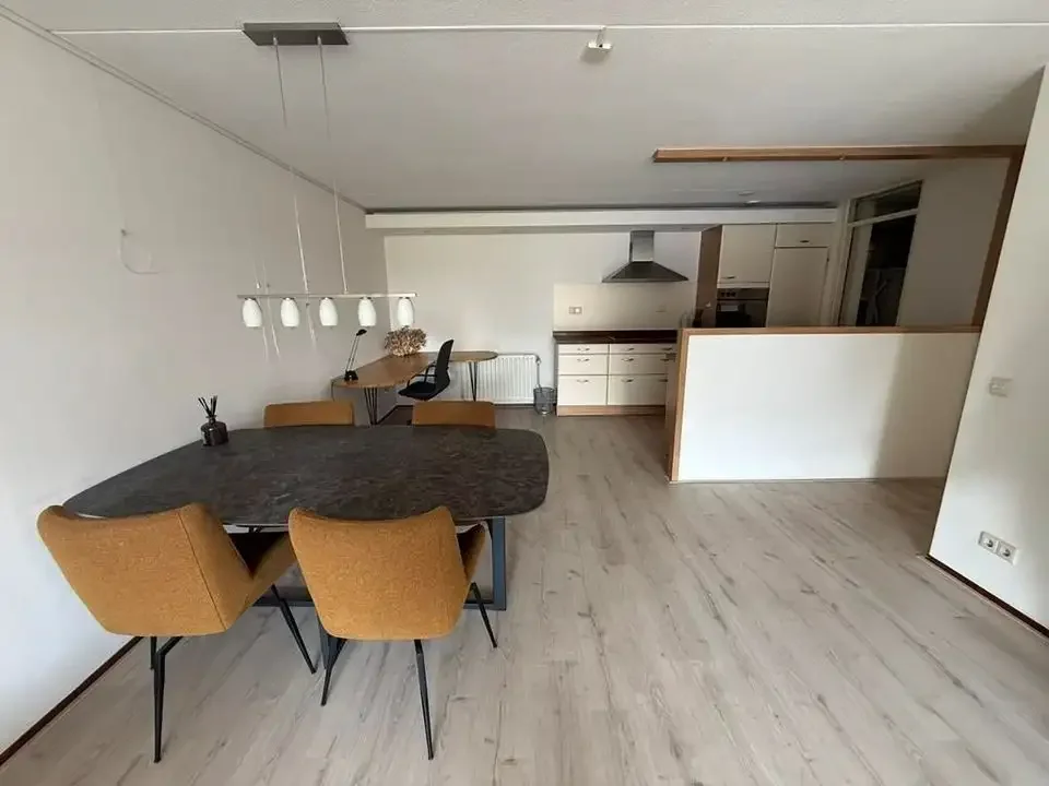 geblurde versie van de foto als achtergrond