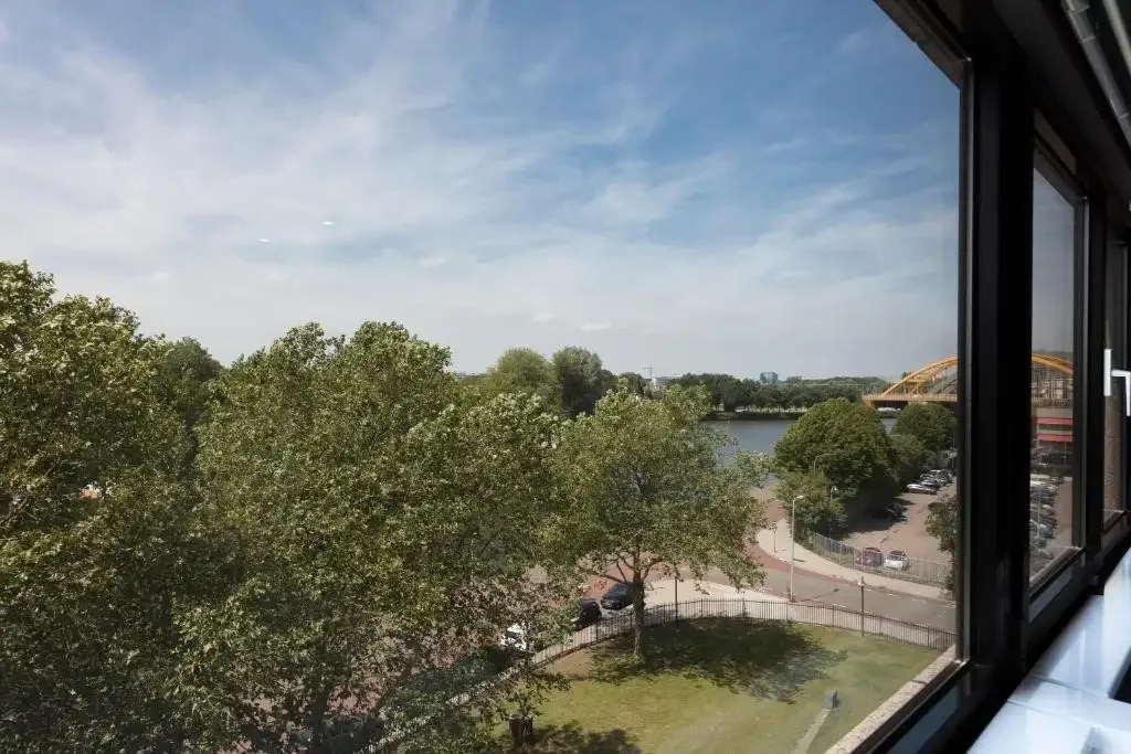 geblurde versie van de foto als achtergrond